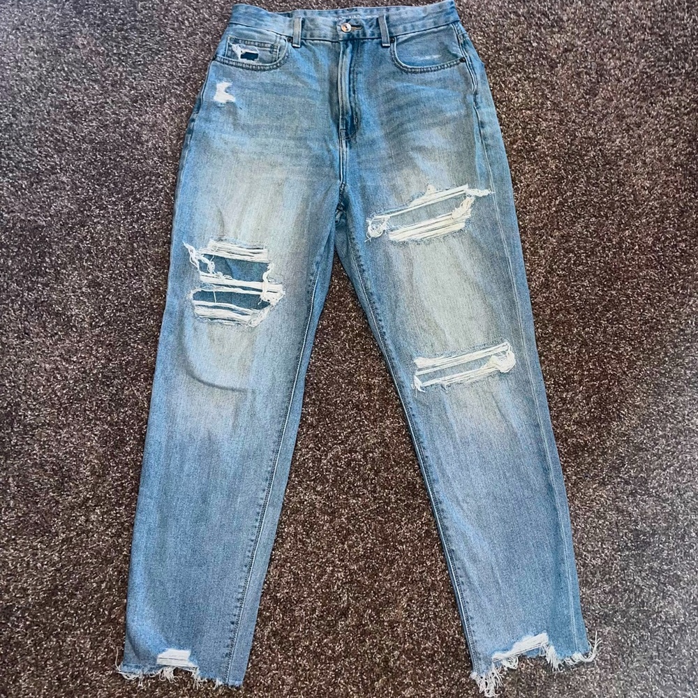 COPY - American Eagle Curvy Mom jeans Light wash distressed